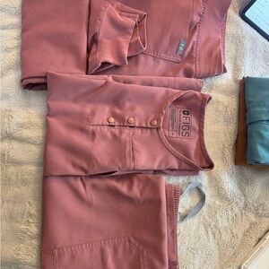 FIGS Mauve Scrub Set